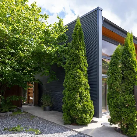 Semesterbostad Cube House *